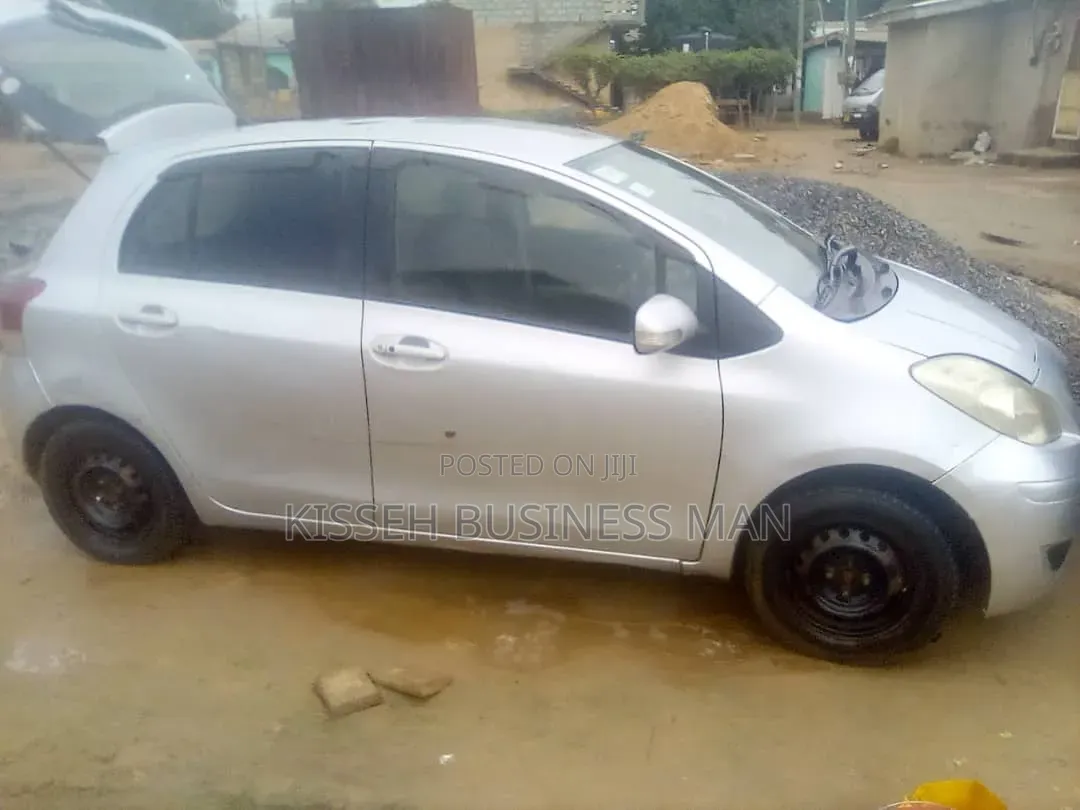 Toyota Vitz 2010 Silver