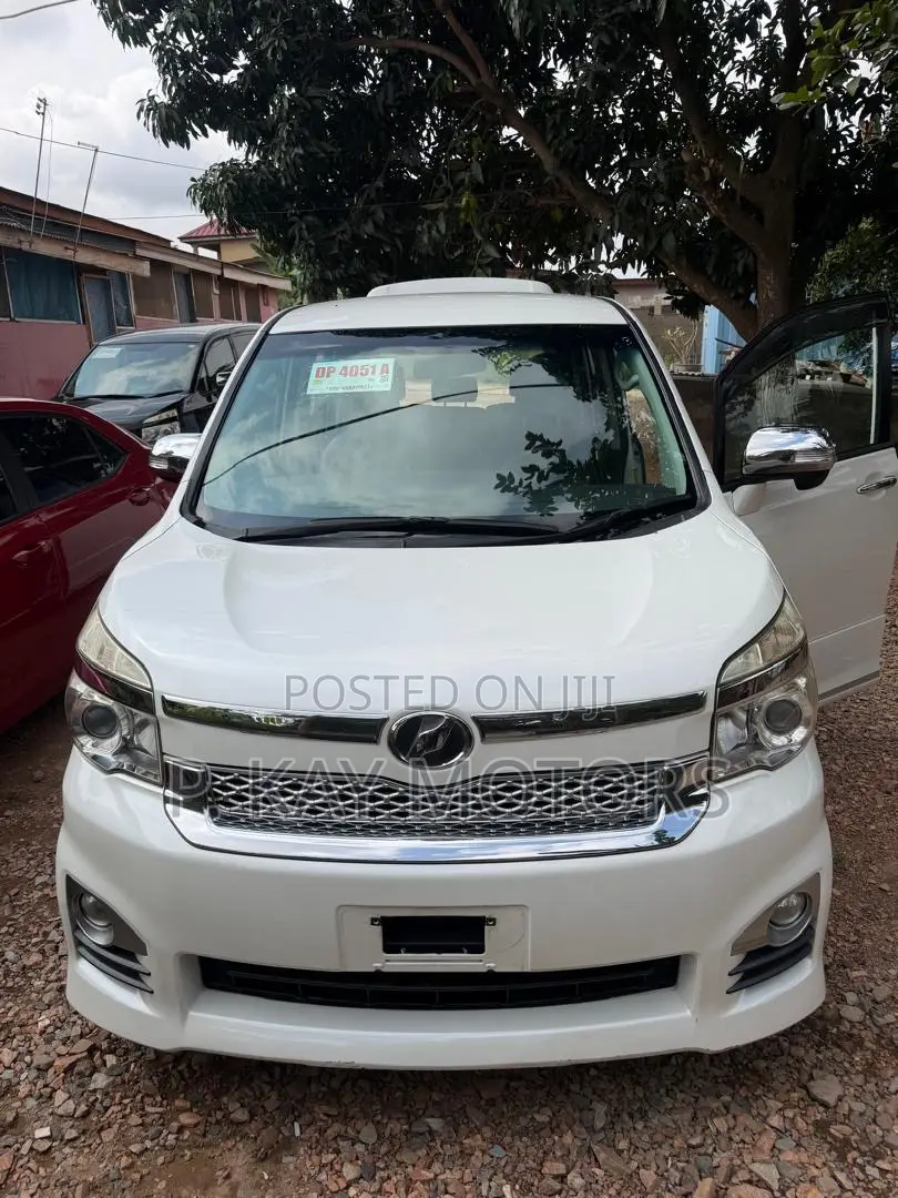 Toyota Voxy 2013 White