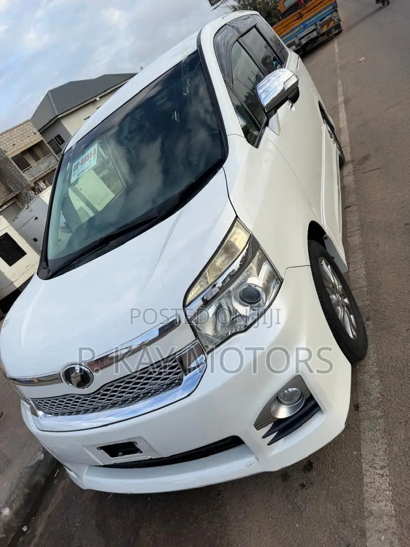Toyota Voxy 2013 White