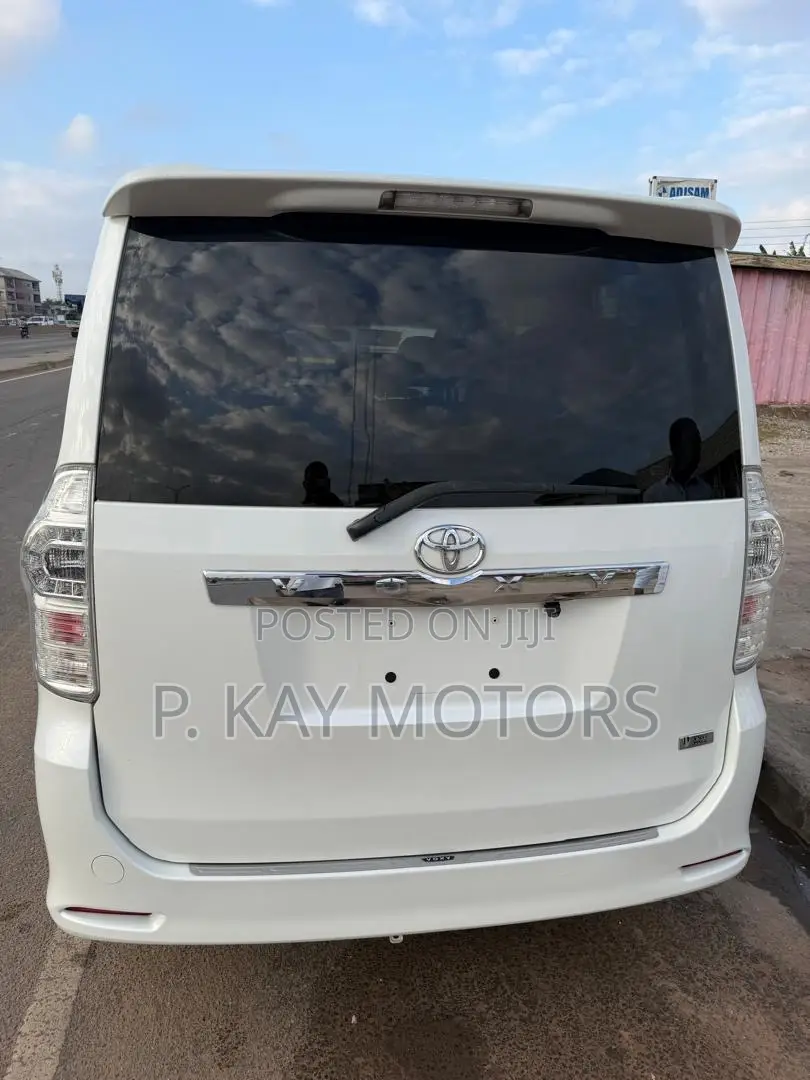 Toyota Voxy 2013 White
