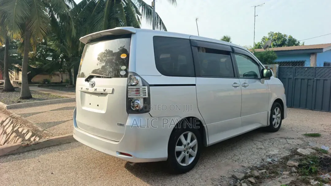 Toyota Voxy V 4WD 7-Seater 2011 Silver