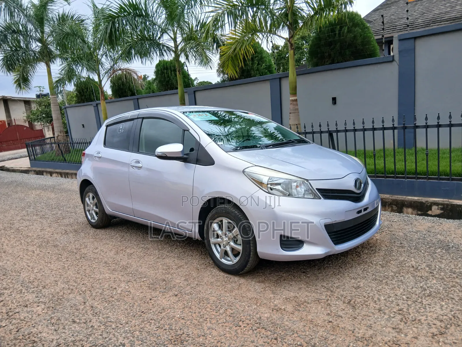 Toyota Vitz 2014 Silver