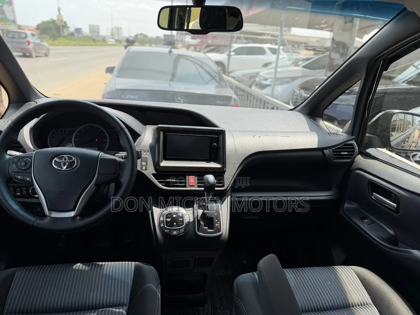 Toyota Voxy X 4WD 8-Seater 2015 Maroon