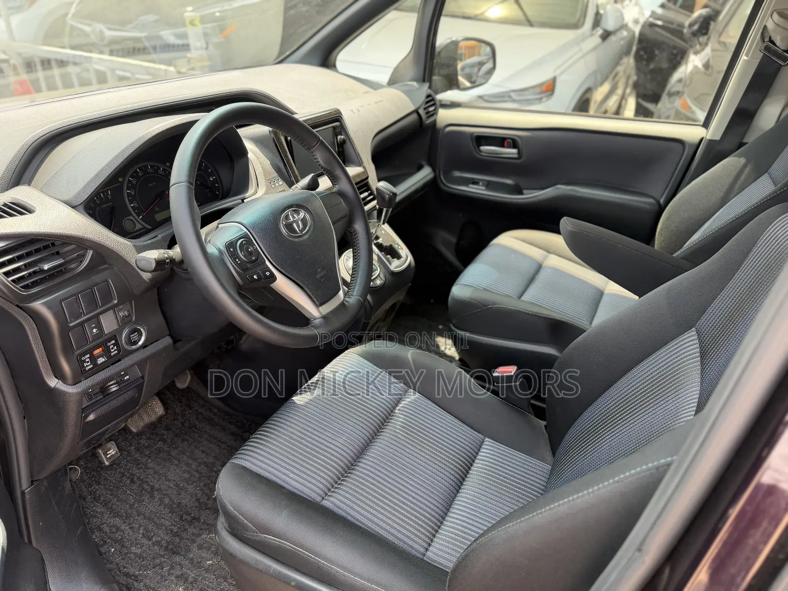 Toyota Voxy X 4WD 8-Seater 2015 Maroon