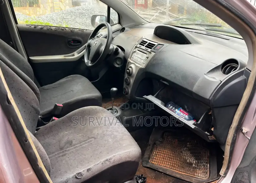 Toyota Vitz 1.0 FWD 3dr 2010 Gray