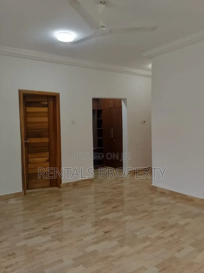 2bdrm Block of Flats in Housing Down for rent