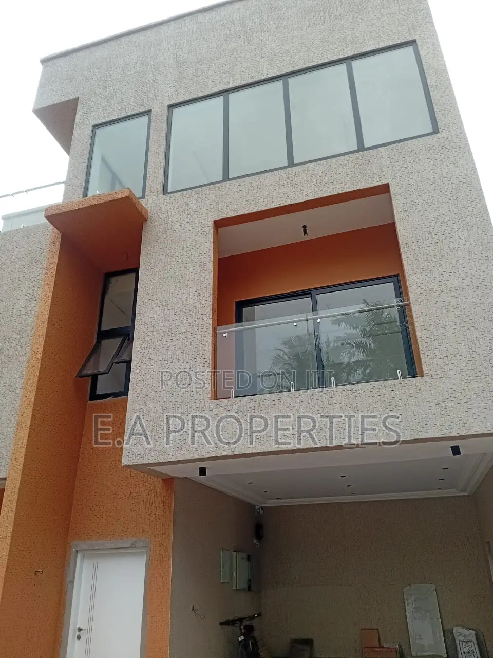 6bdrm House in E A Properties, Ghana Link Area for sale