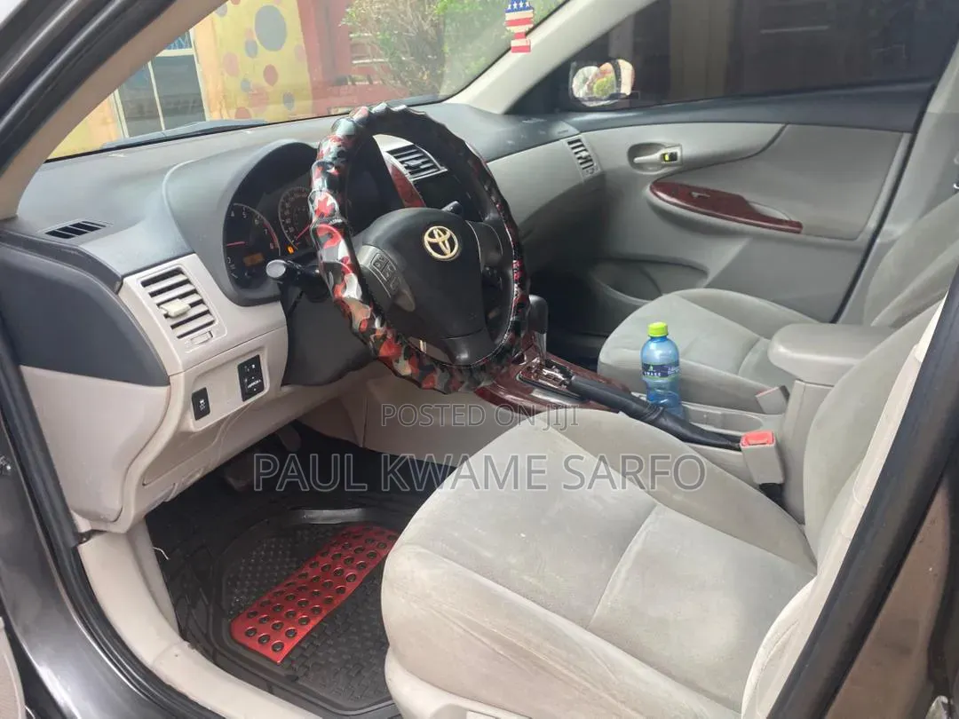 Toyota Corolla LE 4dr Sedan (1.8L 4cyl 4A) 2013 Gray