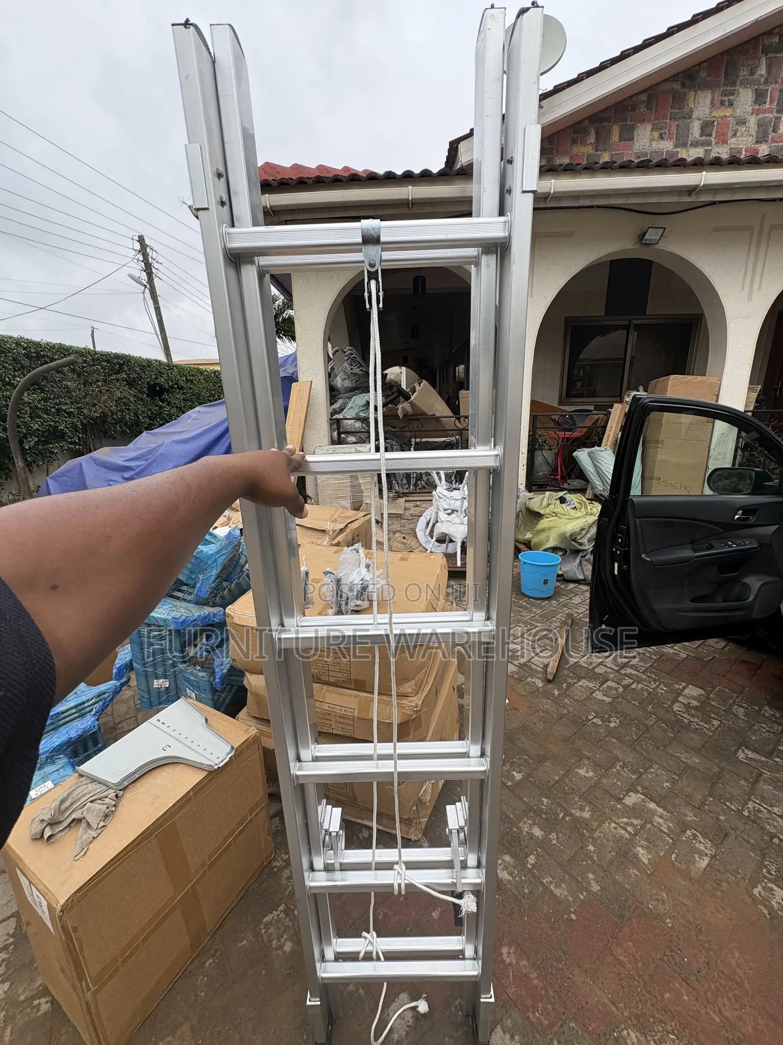 Aluminum Extension Ladder With a Rope and Pulley Syste