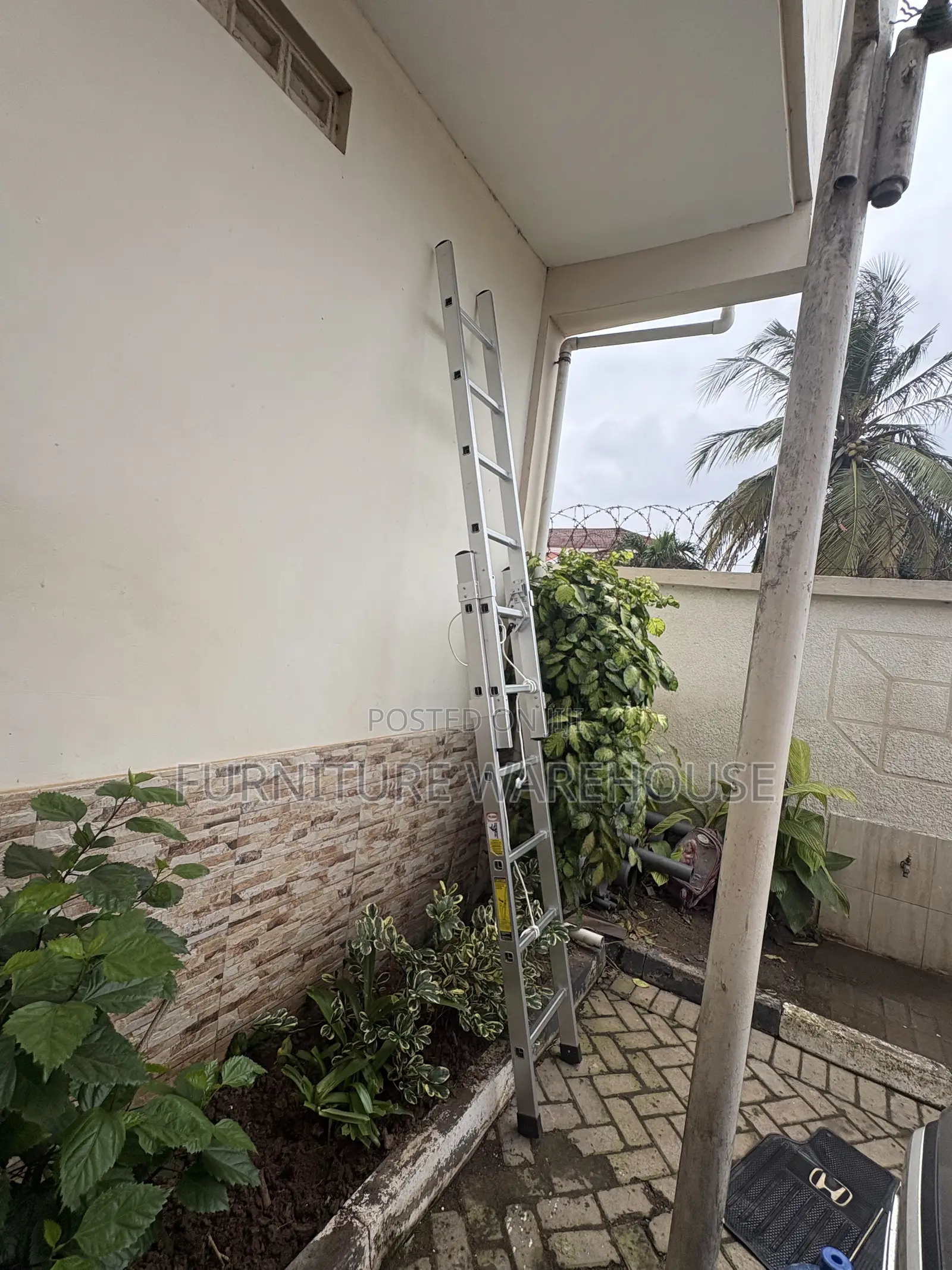 Aluminum Extension Ladder With a Rope and Pulley Syste