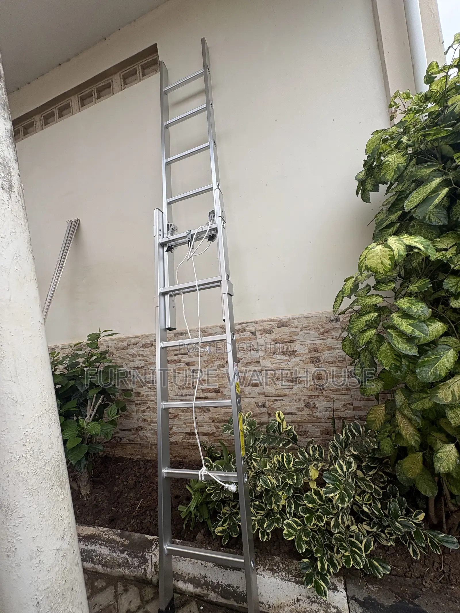 Aluminum Extension Ladder With a Rope and Pulley Syste