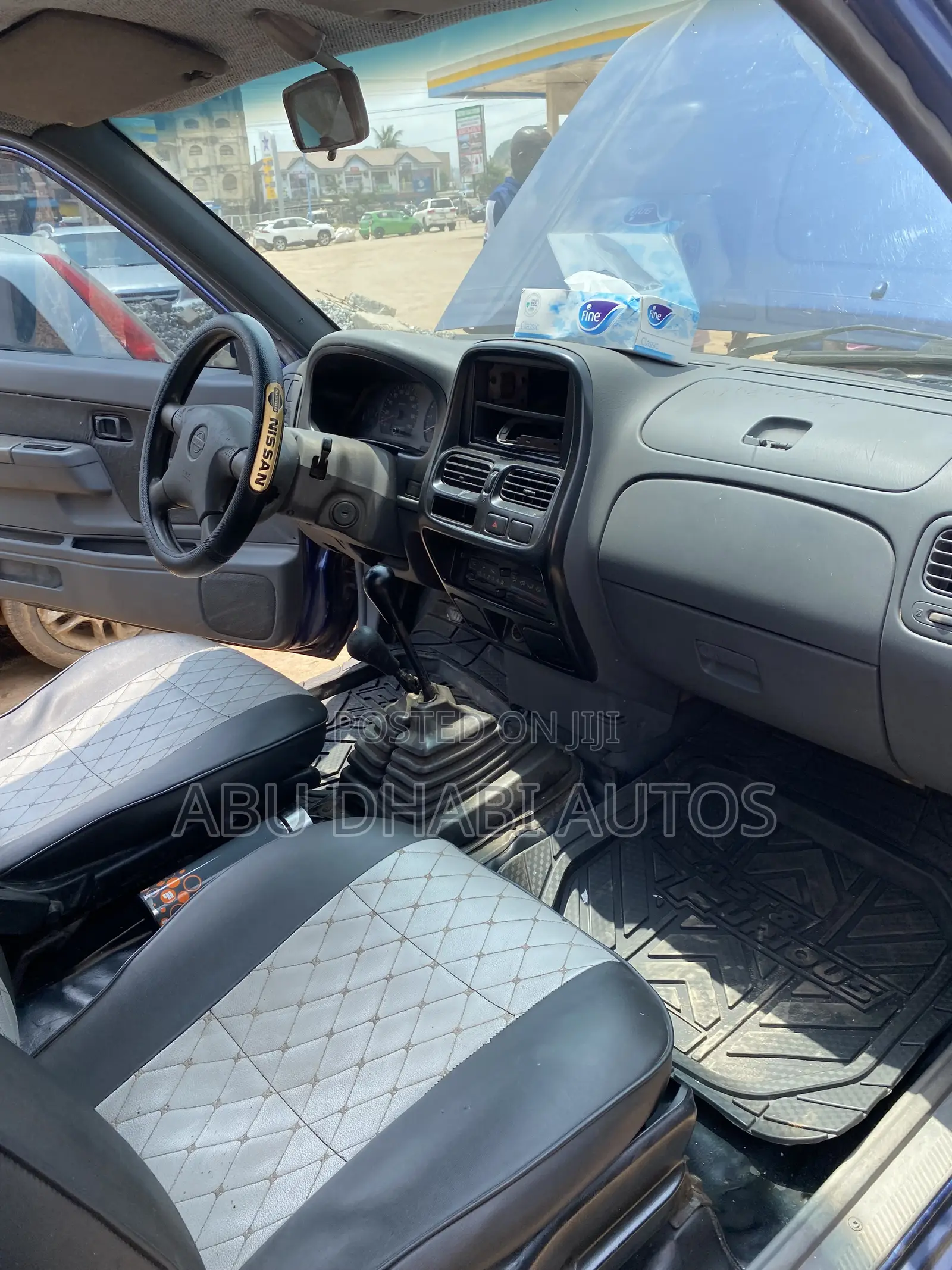 Nissan Hardbody 2010 White