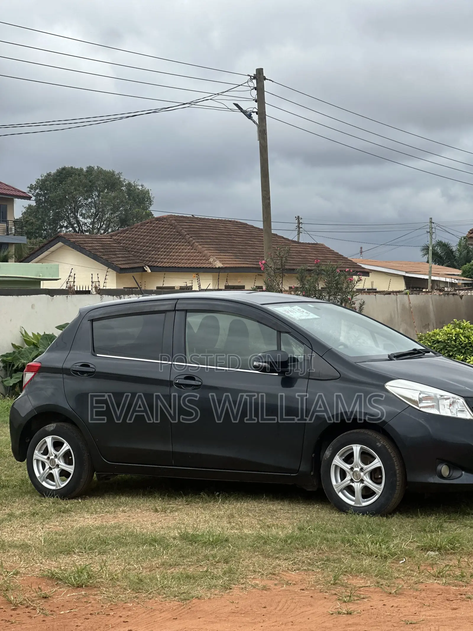 Toyota Vitz 1.3 FWD 5dr 2011 Black
