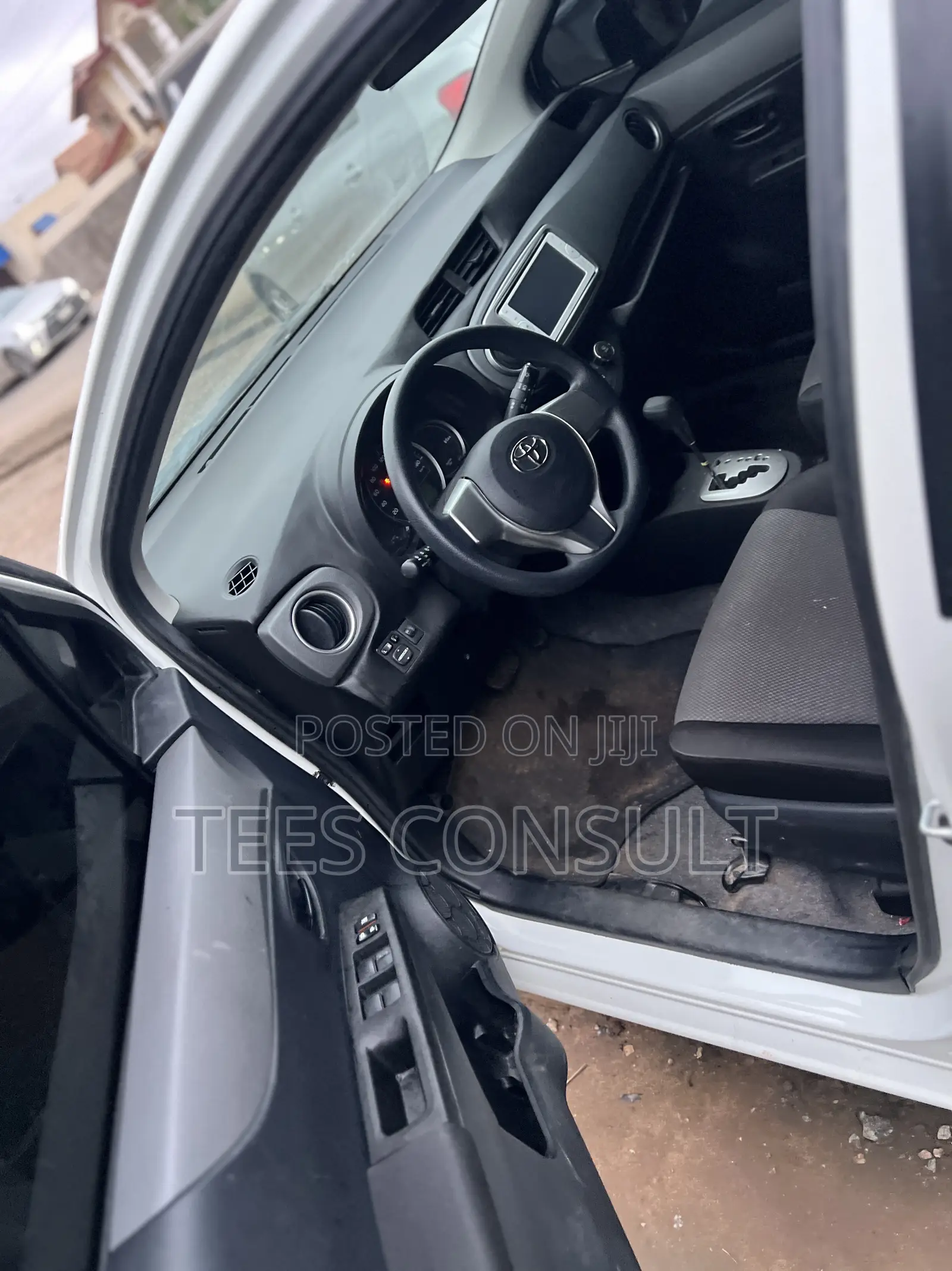 Toyota Vitz 2014 White