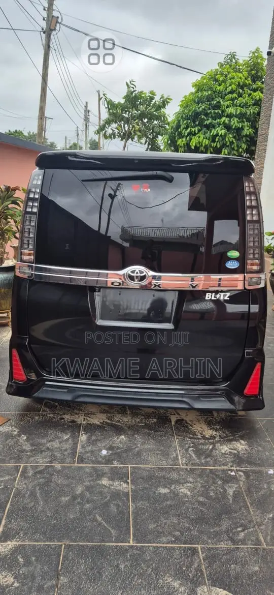 Toyota Voxy X 2WD 8-Seater 2014 Black