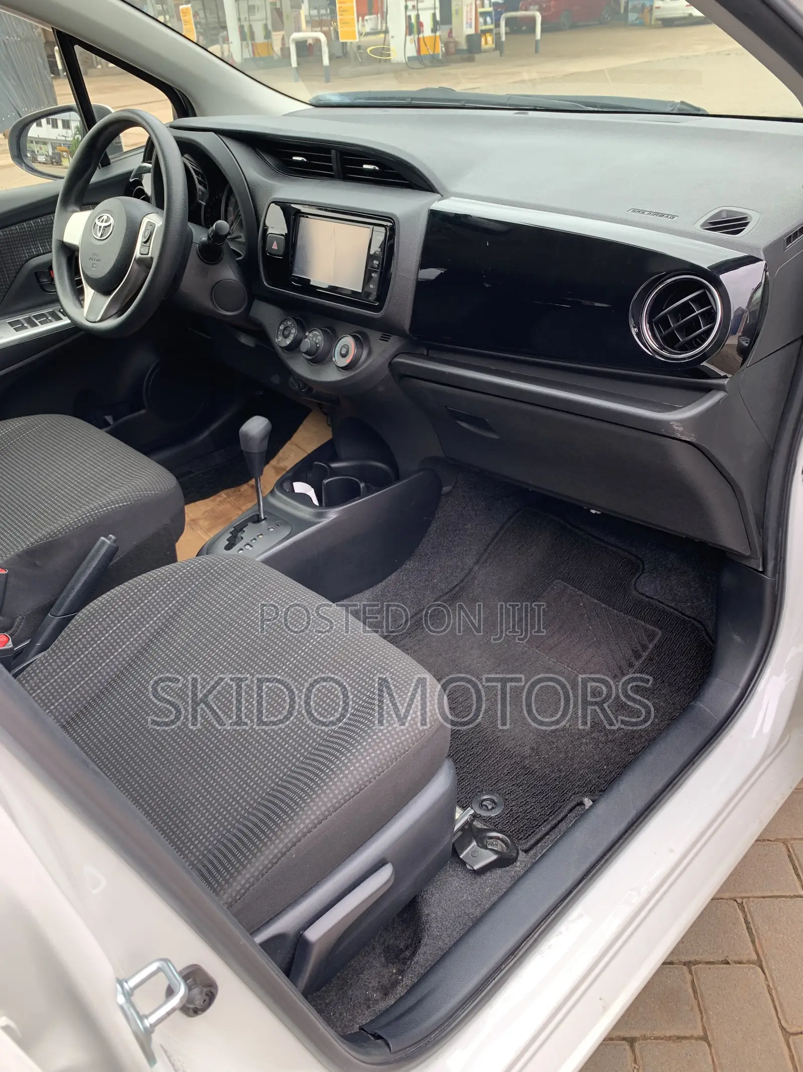 Toyota Vitz 1.3 AWD 5dr 2015 White