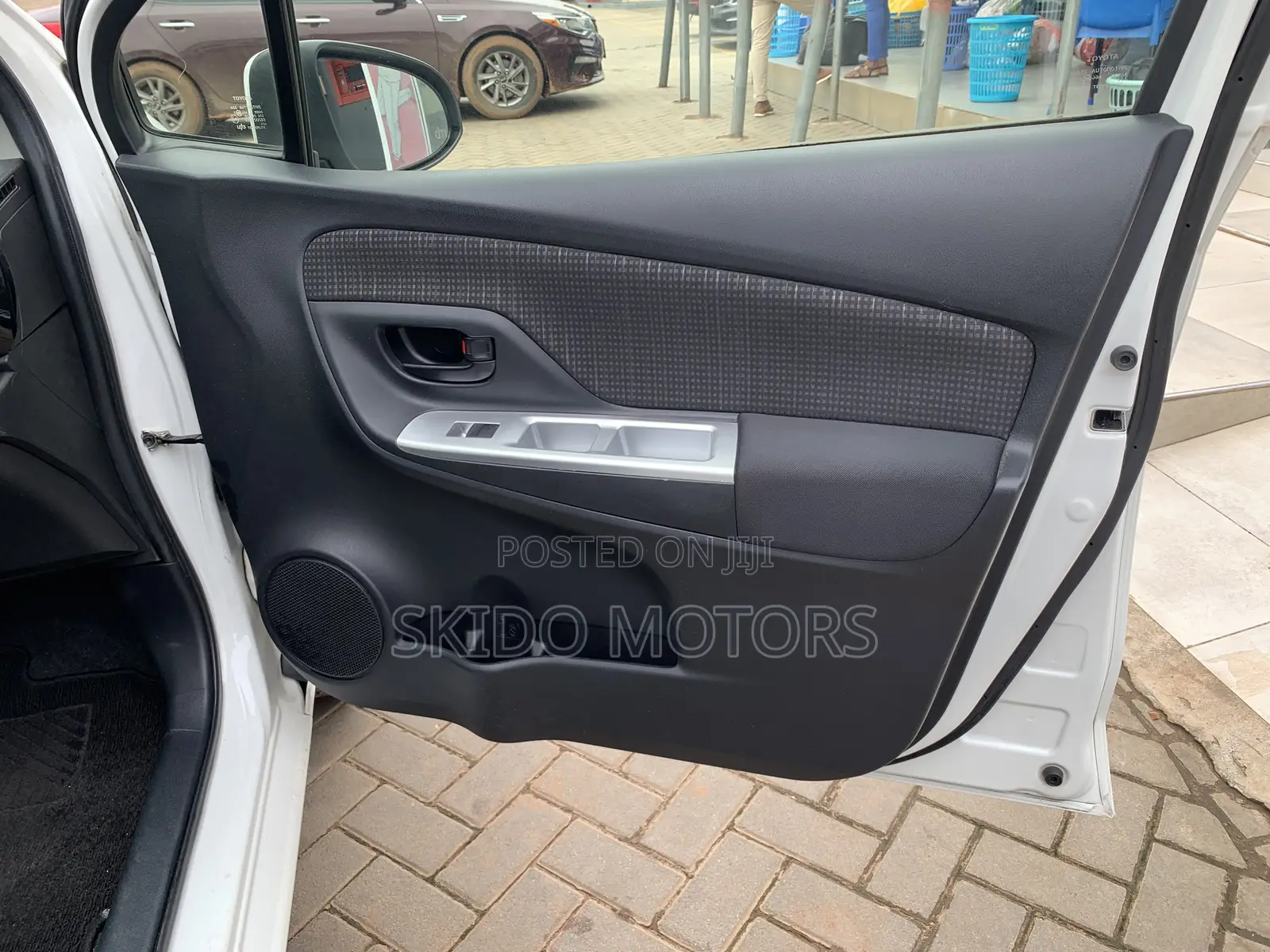 Toyota Vitz 1.3 AWD 5dr 2015 White
