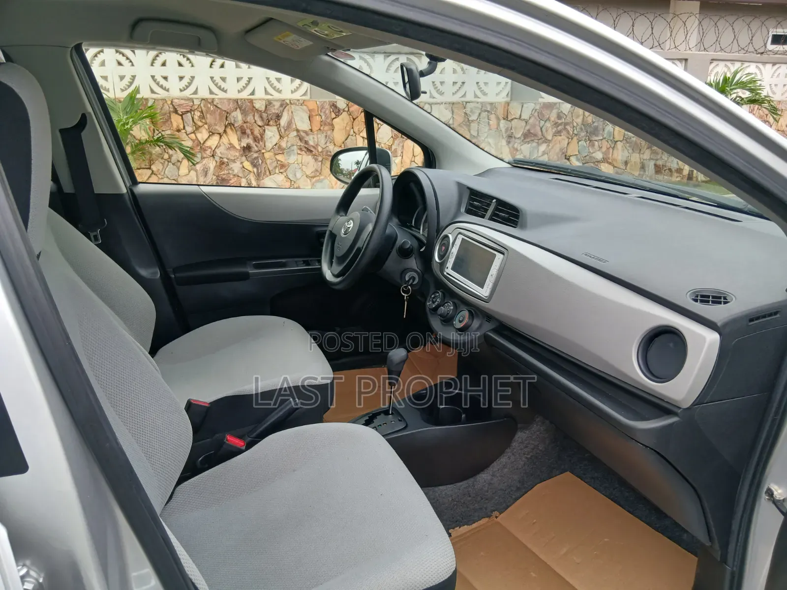 Toyota Vitz 2014 Silver