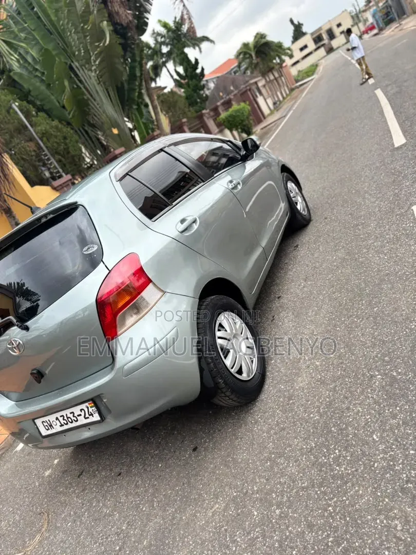 Toyota Vitz 2010 Silver