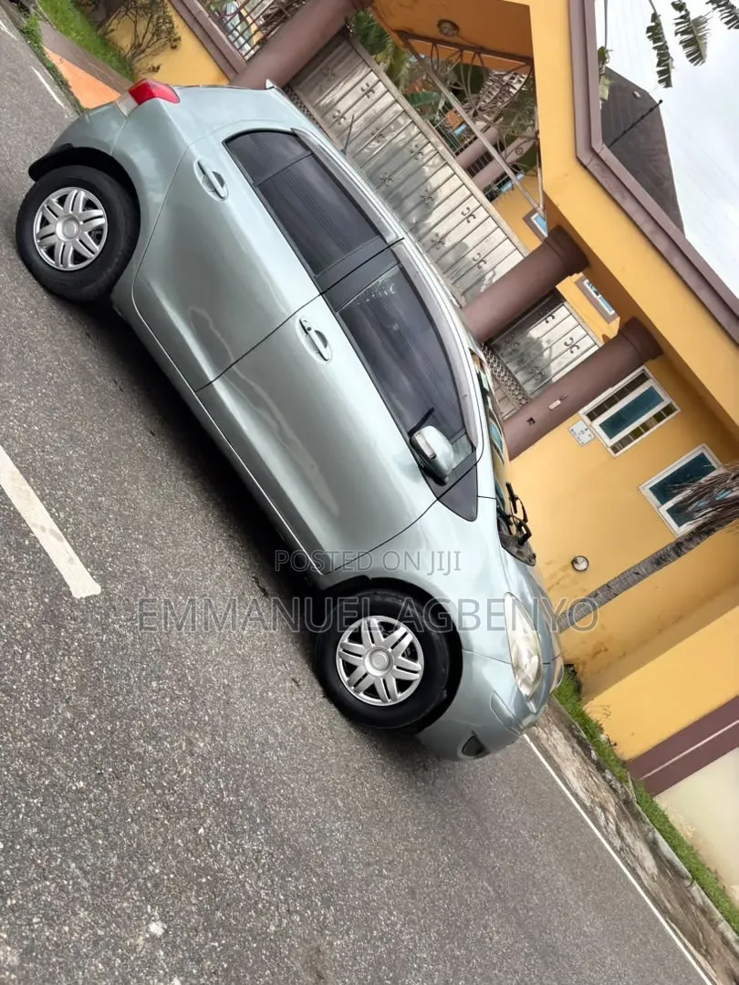 Toyota Vitz 2010 Silver