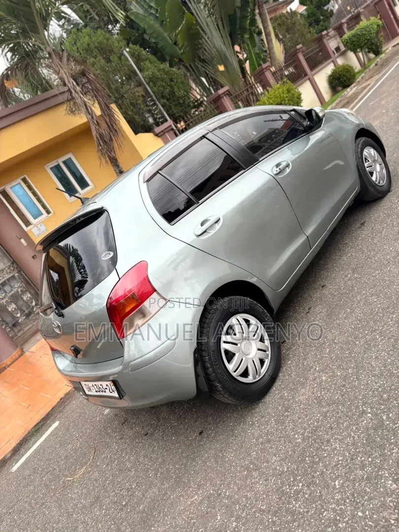 Toyota Vitz 2010 Silver