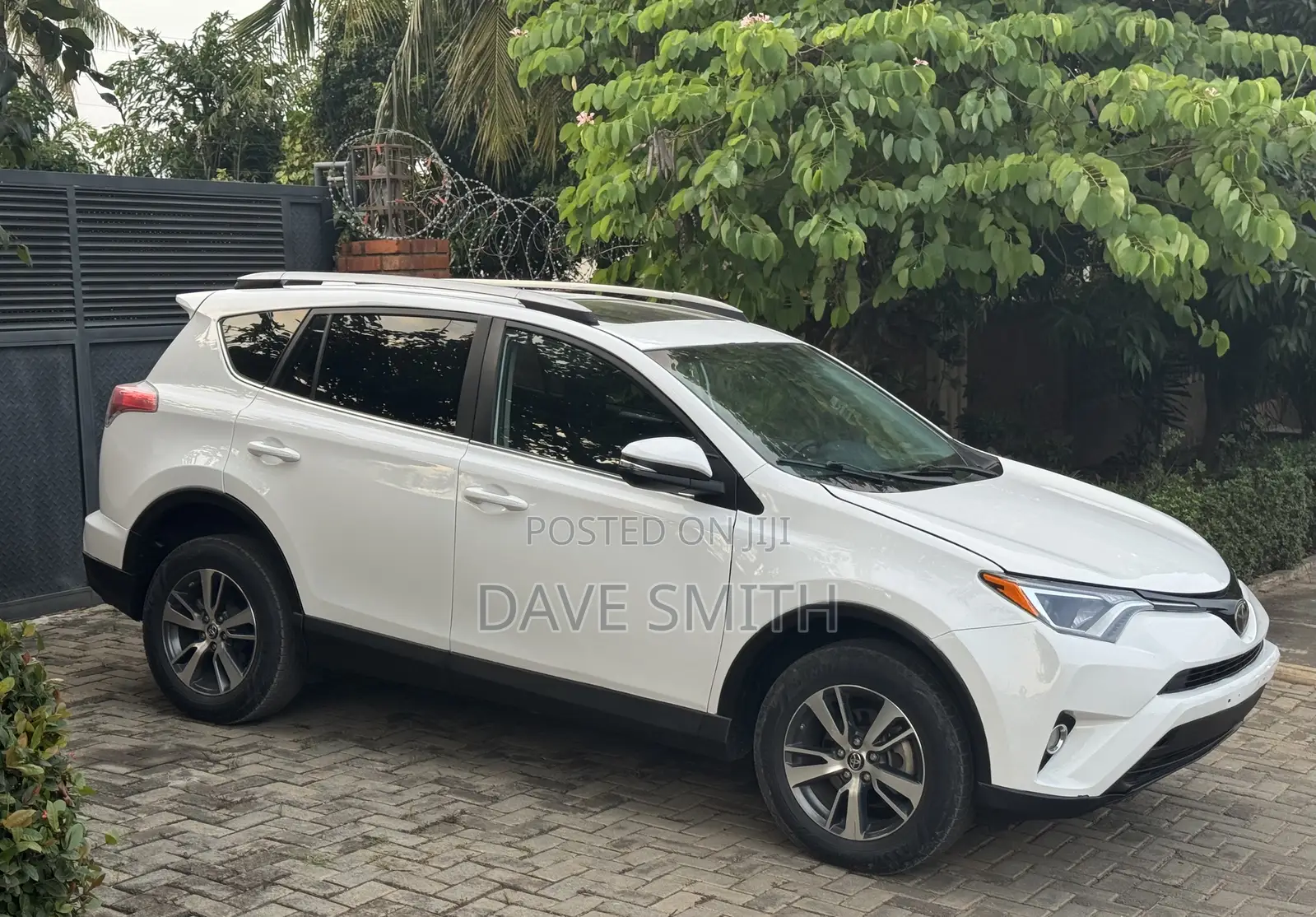 Toyota RAV4 XLE 4dr SUV AWD (2.5L 4cyl 6A) 2018 White