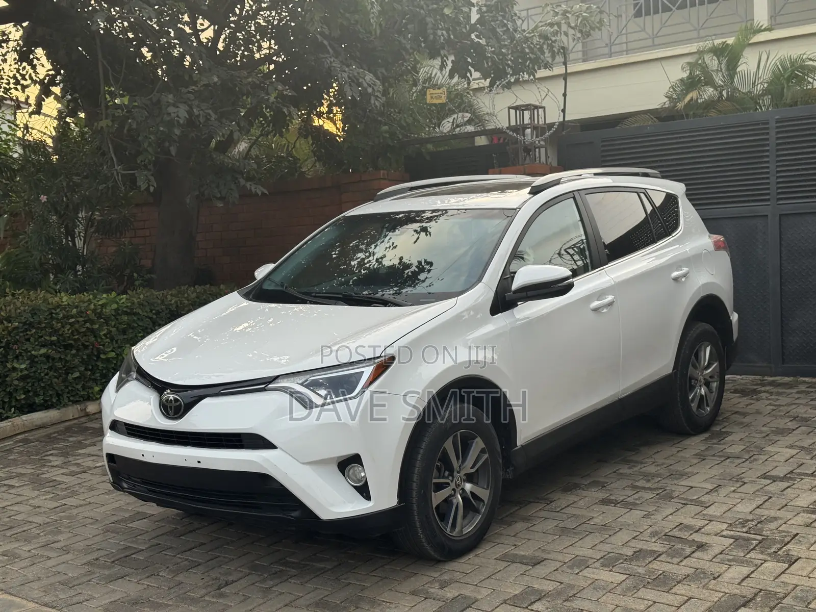 Toyota RAV4 XLE 4dr SUV AWD (2.5L 4cyl 6A) 2018 White