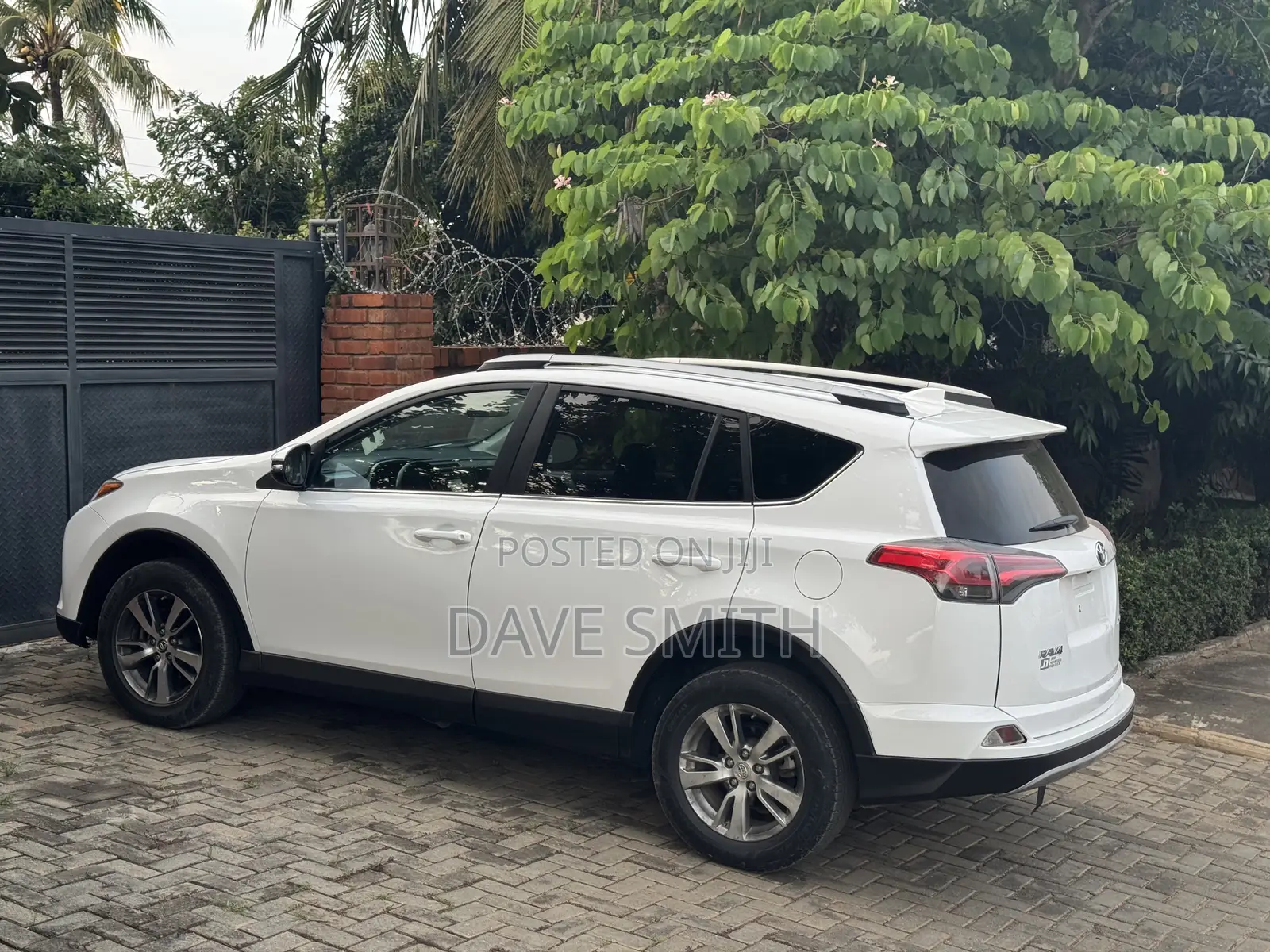 Toyota RAV4 XLE 4dr SUV AWD (2.5L 4cyl 6A) 2018 White