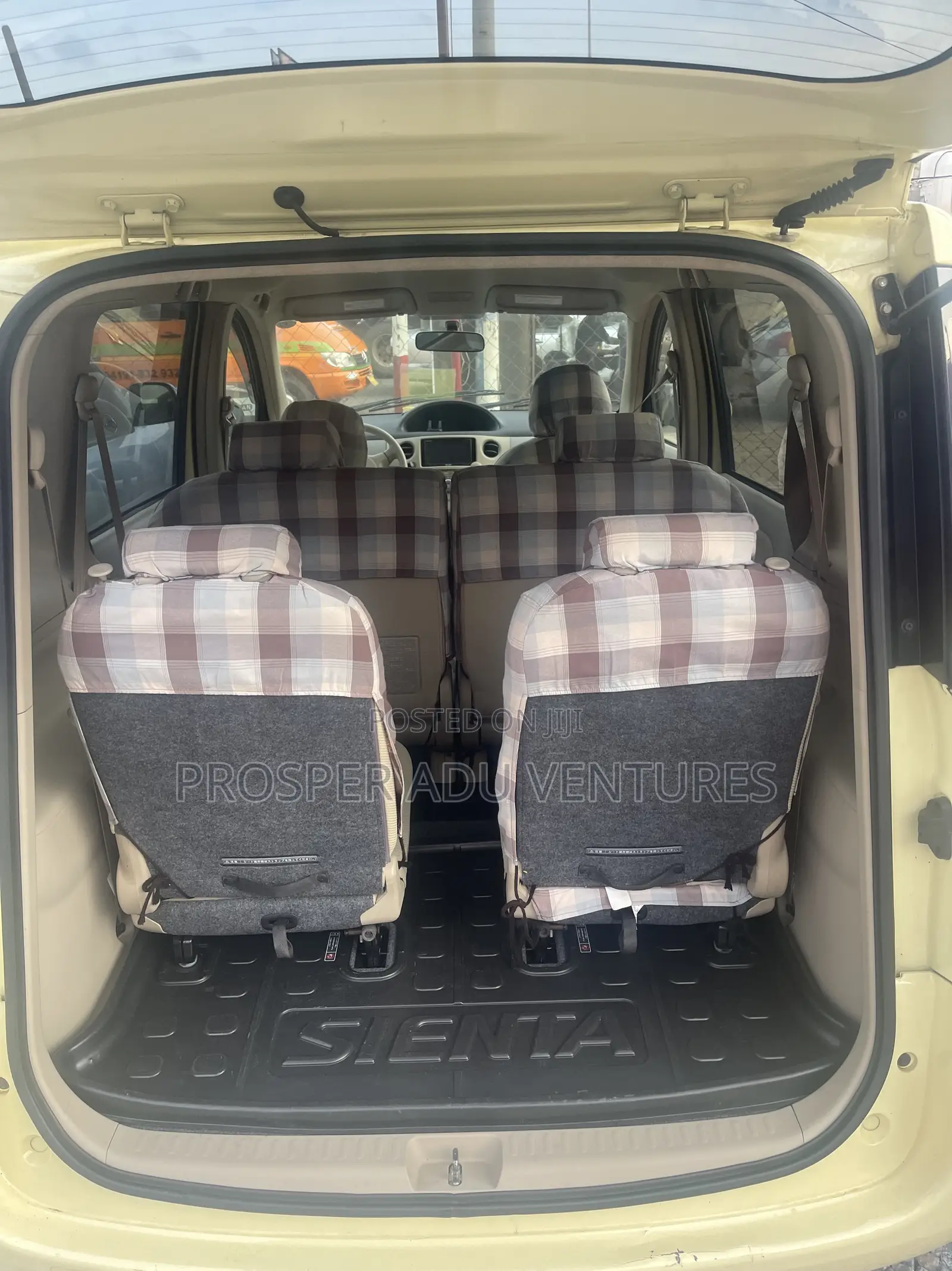 Toyota Sienta 1.5 FWD 2011