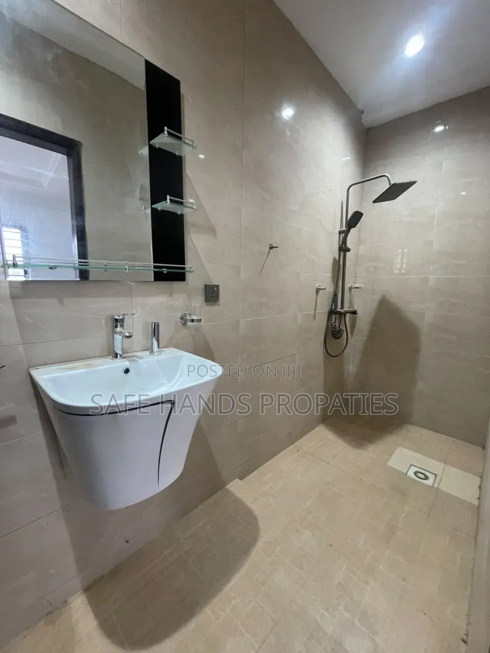 6bdrm House in Accra Metropolitan for sale