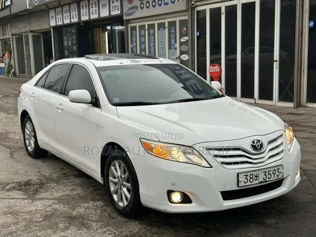 Toyota Camry Base 4dr Sedan (2.5L 4cyl 6M) 2010 White