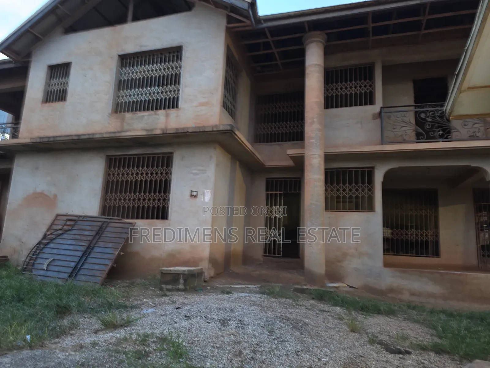 8bdrm House in Fredimens Real, Kumasi Metropolitan for sale