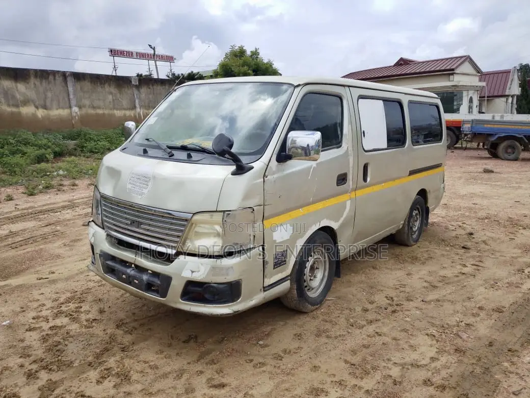 Nissan Caravan (Urvan) 2012 Silver