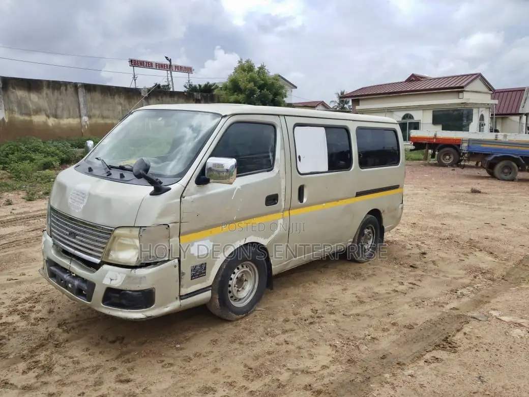 Nissan Caravan (Urvan) 2012 Silver
