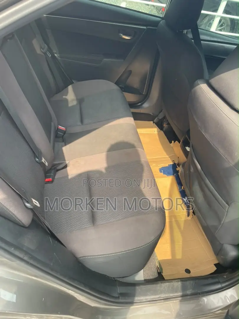 Toyota Corolla L (1.8L 4cyl 2A) 2018 Gray