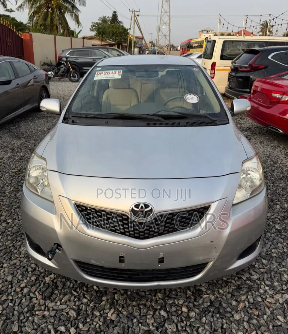 Toyota Belta 2010 Silver