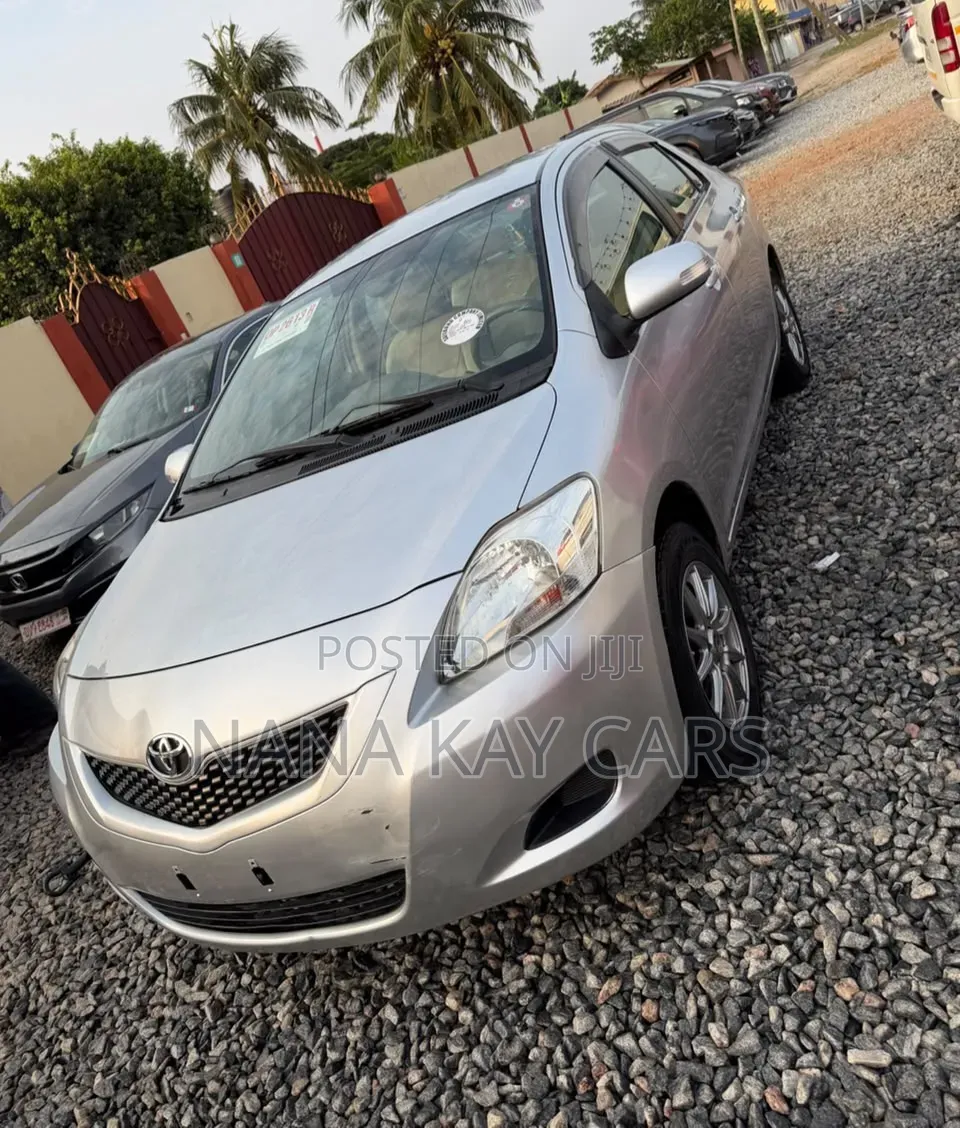 Toyota Belta 2010 Silver