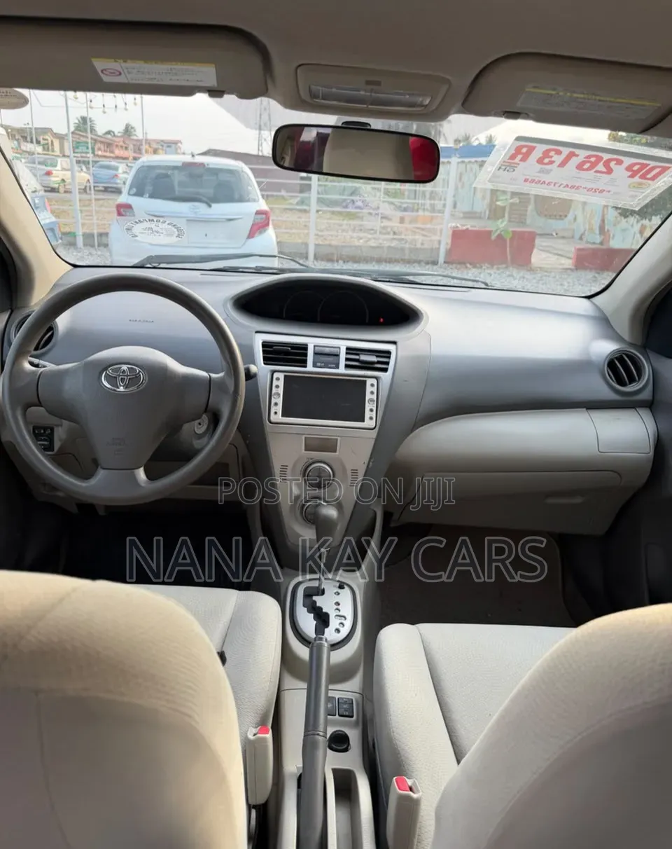 Toyota Belta 2010 Silver