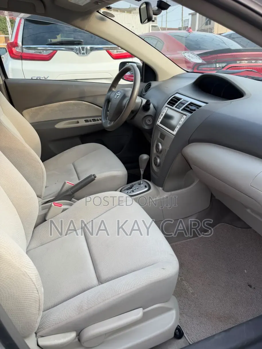 Toyota Belta 2010 Silver