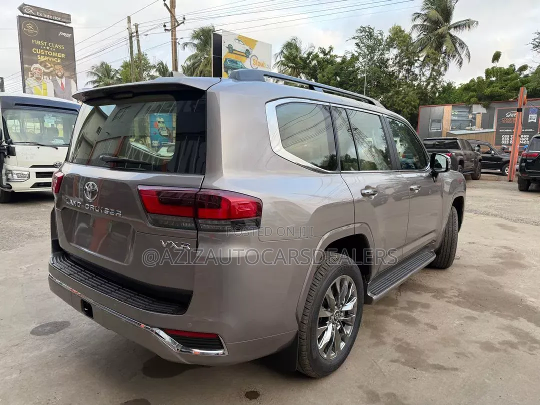 Toyota Land Cruiser LC300 2024 Gray