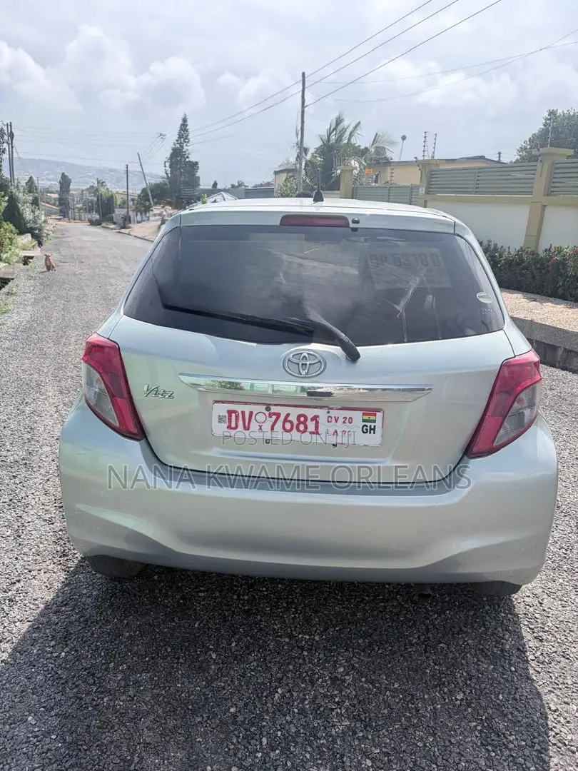 Toyota Vitz 1.3 AWD 5dr 2014 Gray