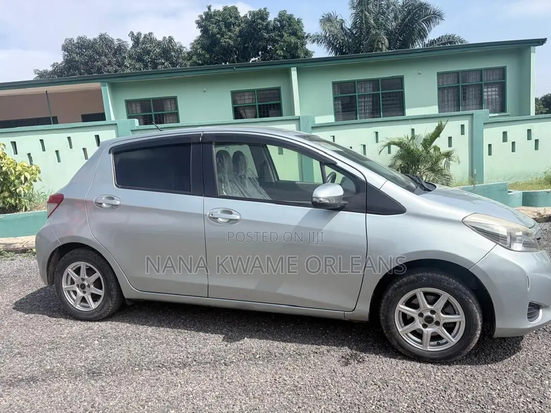 Toyota Vitz 1.3 AWD 5dr 2014 Gray