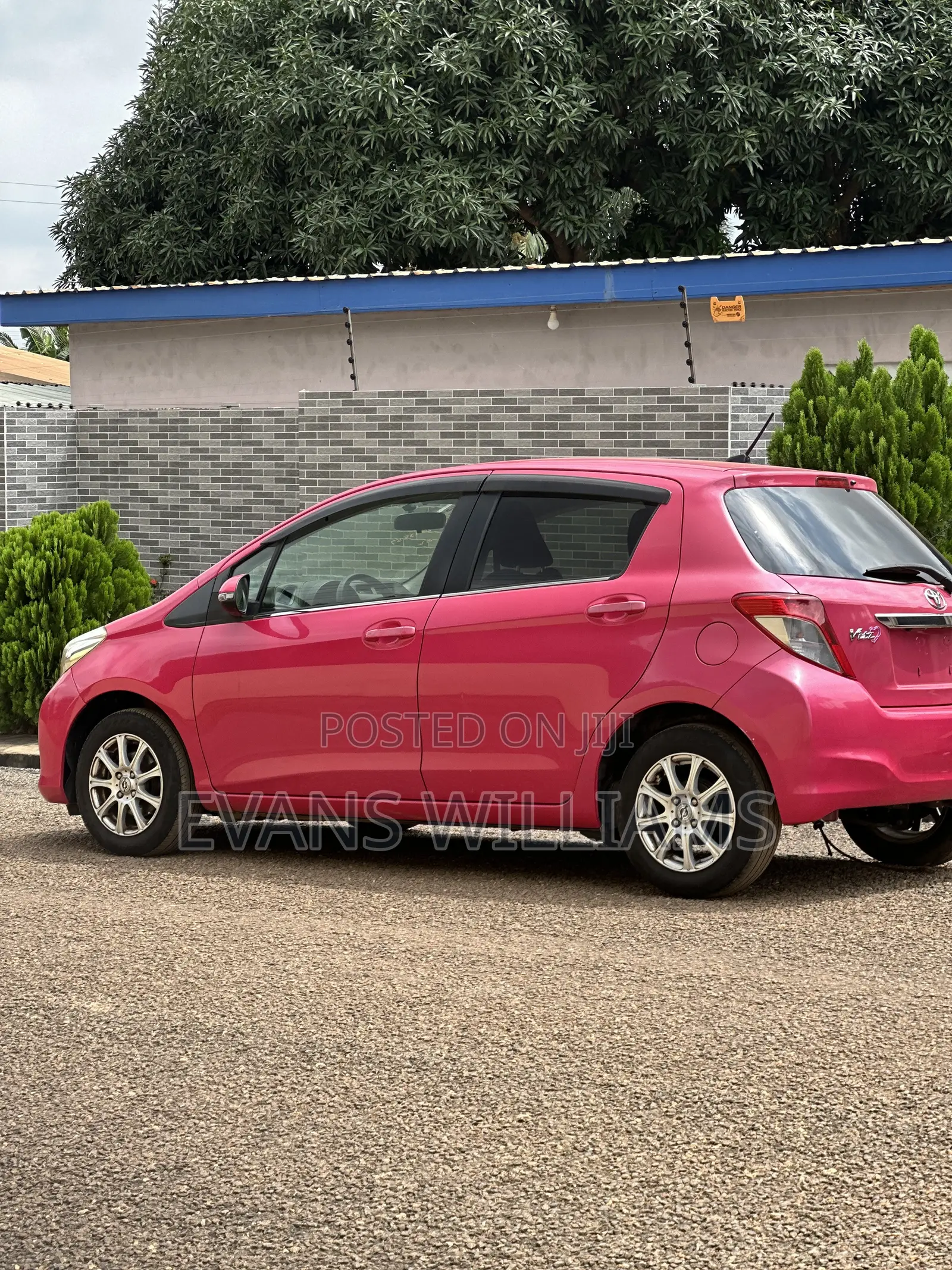 Toyota Vitz 1.3 FWD 5dr 2012 Pink