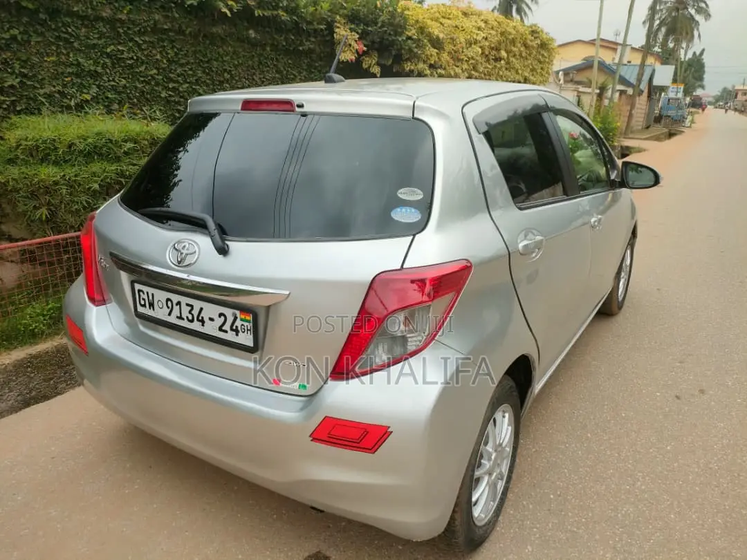 Toyota Vitz 1.3 FWD 5dr 2012 Silver