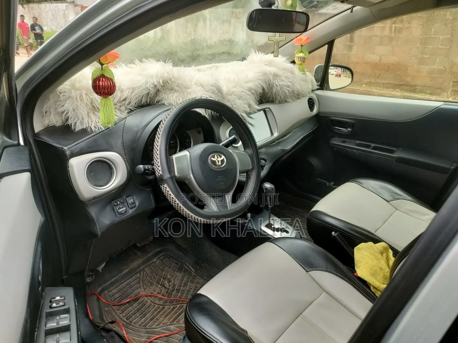 Toyota Vitz 1.3 FWD 5dr 2012 Silver