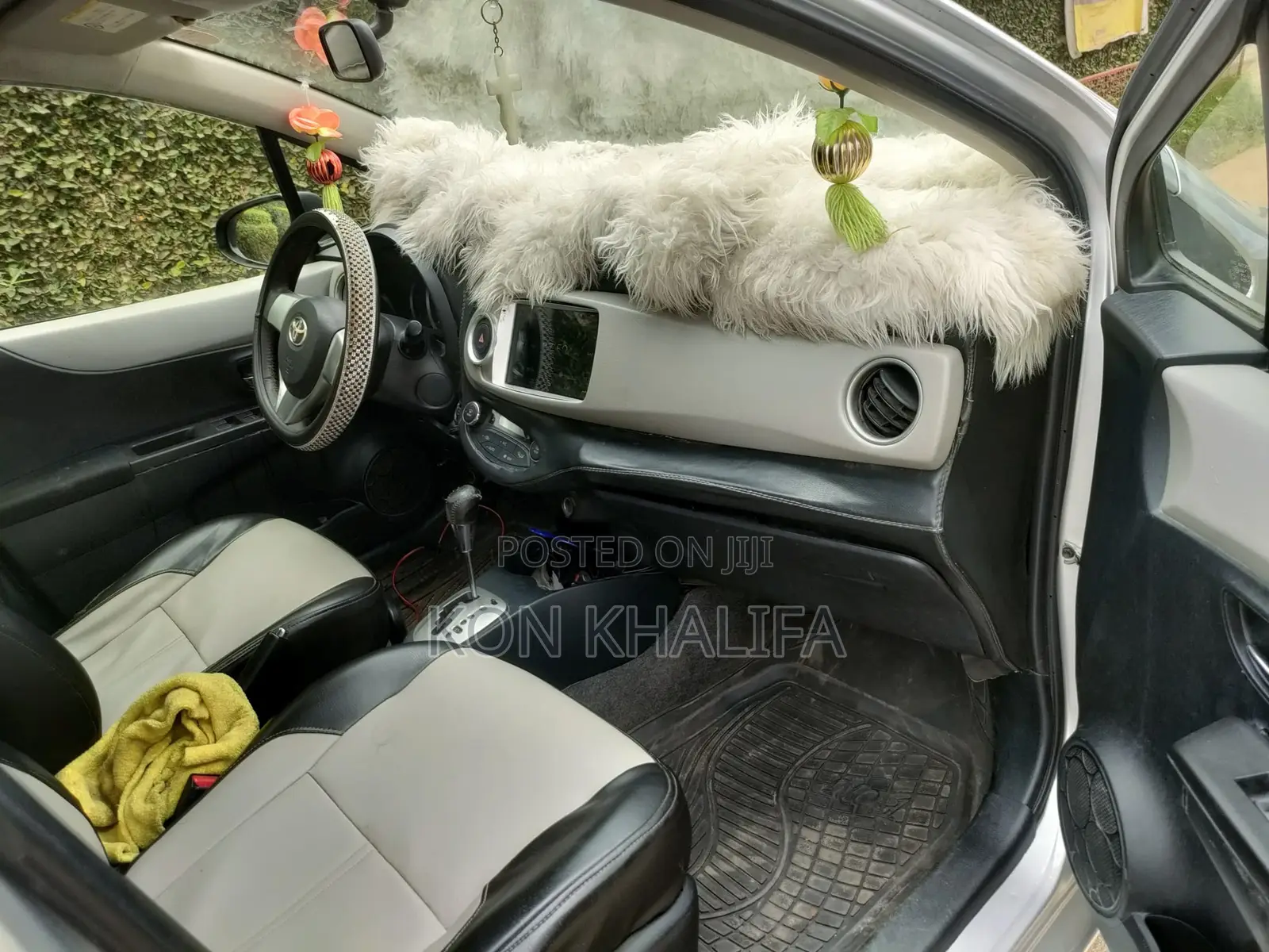 Toyota Vitz 1.3 FWD 5dr 2012 Silver