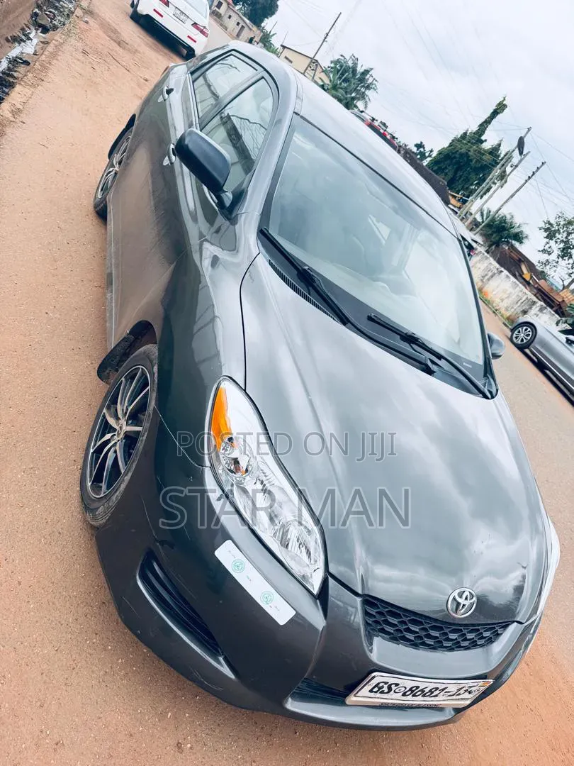 Toyota Matrix Hatchback FWD (1.8L 4cyl 5M) 2010 Gray