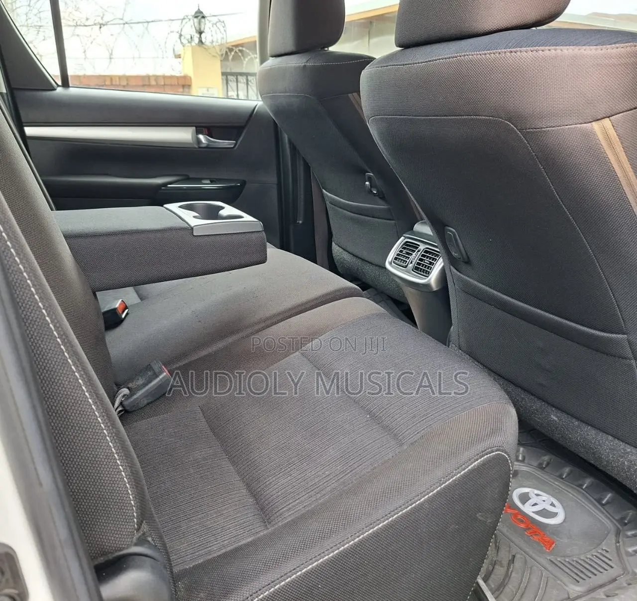 Toyota Hilux 2021 White
