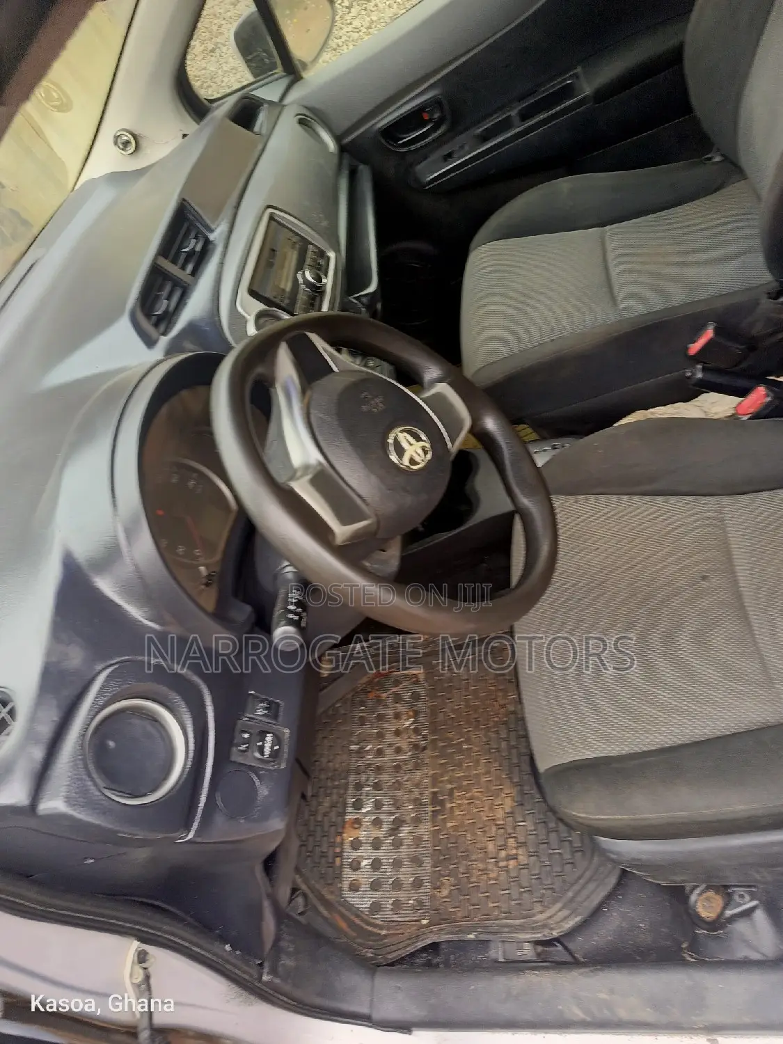 Toyota Vitz 2014 Silver