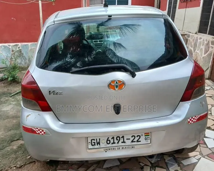 Toyota Vitz 2010 Gray